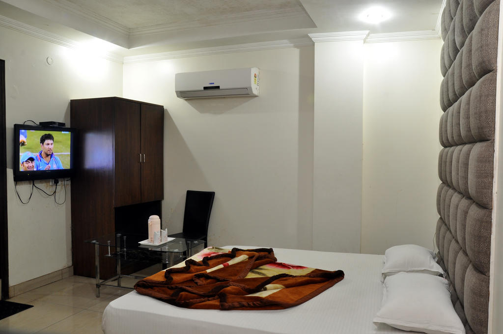 Rossette-500 Mtr From Railway Station New Delhi