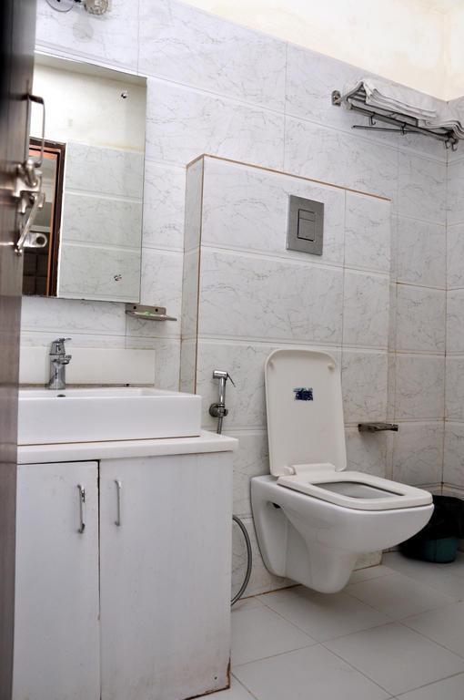 Rossette-500 Mtr From Railway Station 3*