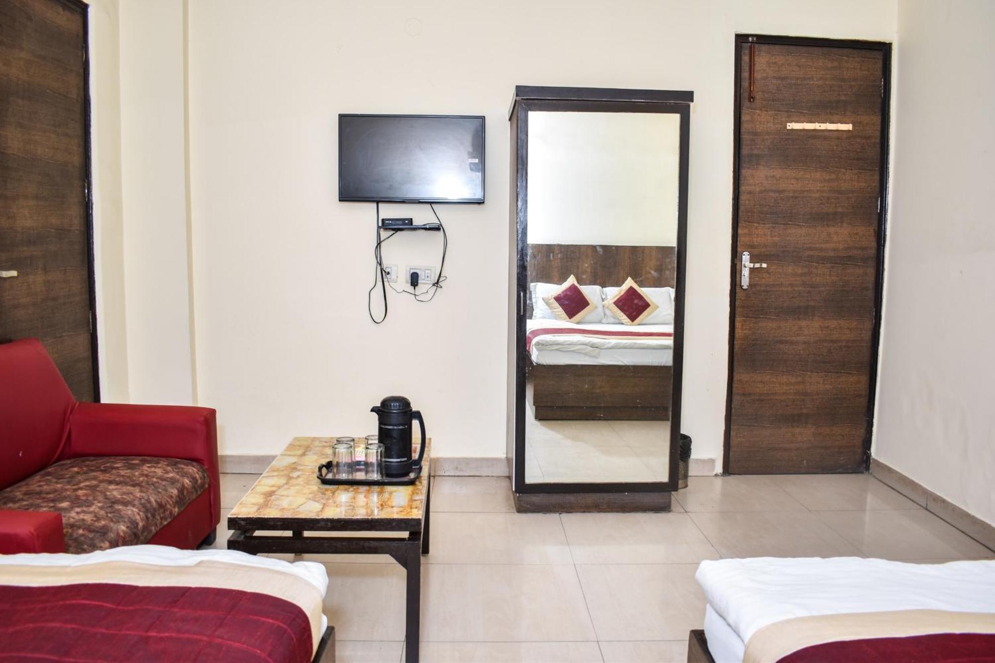 Hotel Rossette-500 Mtr From Railway Station 3*